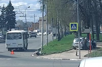 В Рязани легковой автомобиль столкнулся с автобусом