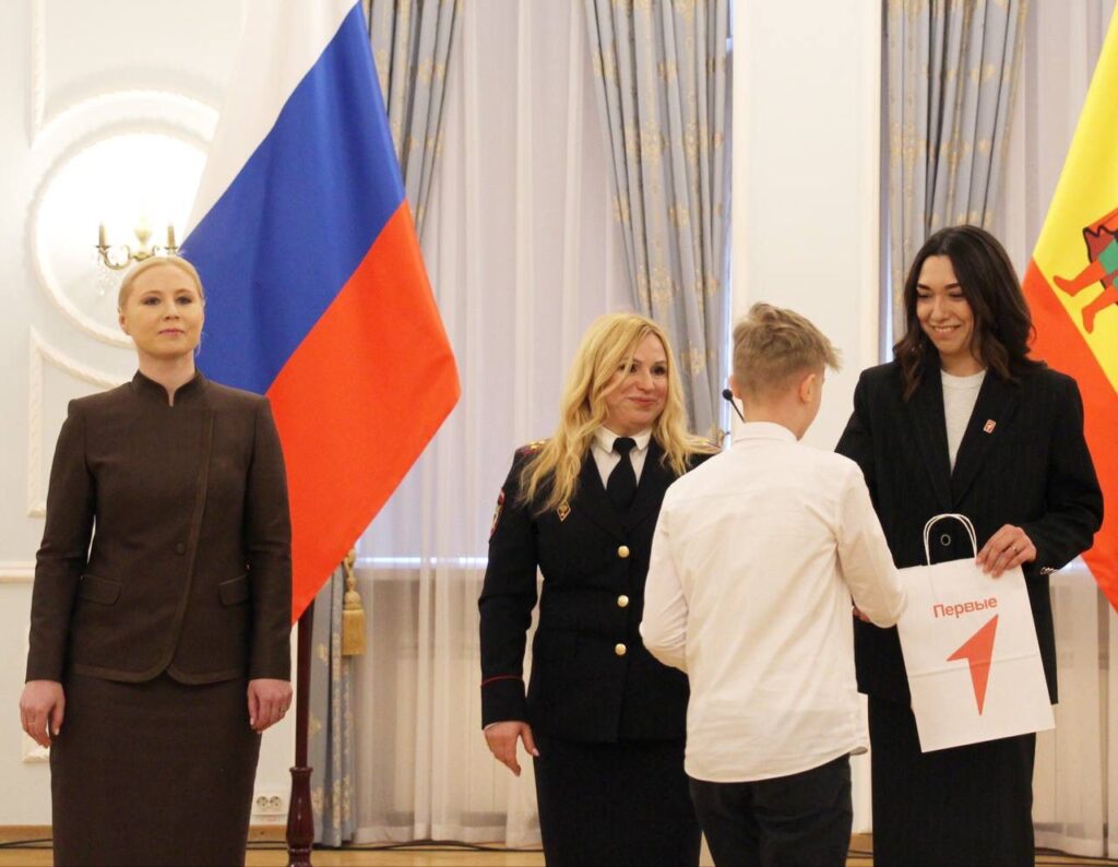 Рязанские активисты Движения Первых получили первые паспорта из рук Анны Росляковой