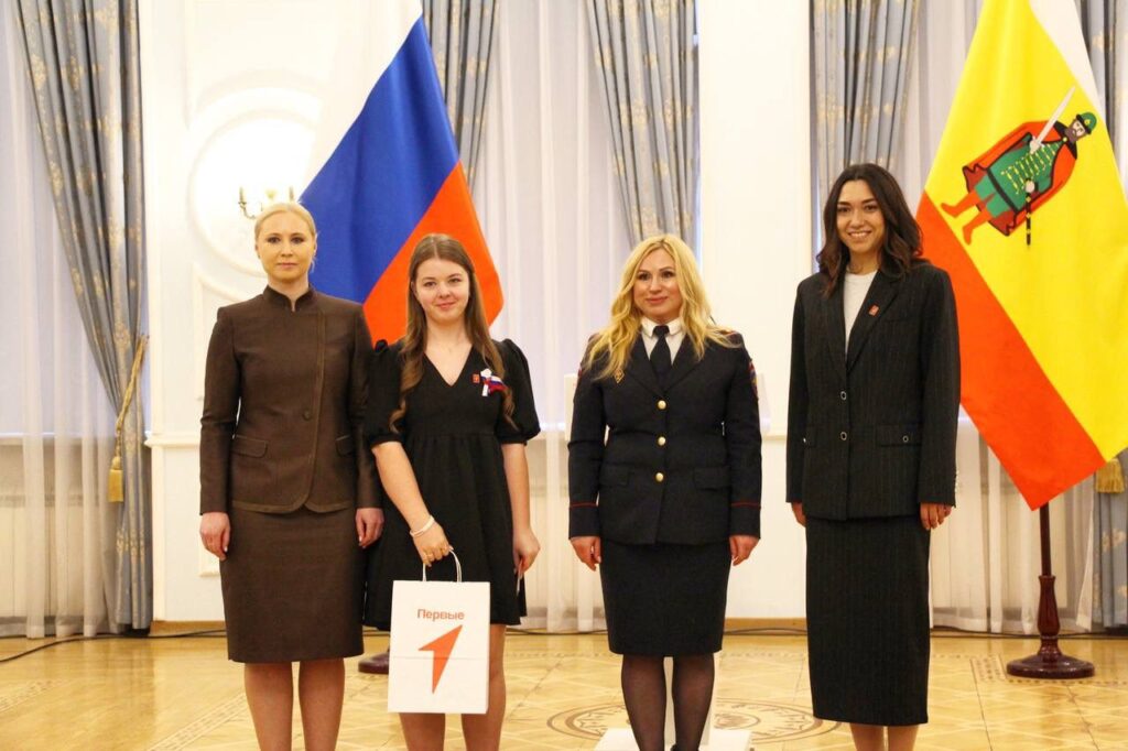 Рязанские активисты Движения Первых получили первые паспорта из рук Анны Росляковой