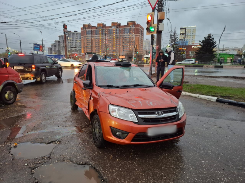 На Московском шоссе Рязани перевернулся автомобиль, пострадал водитель