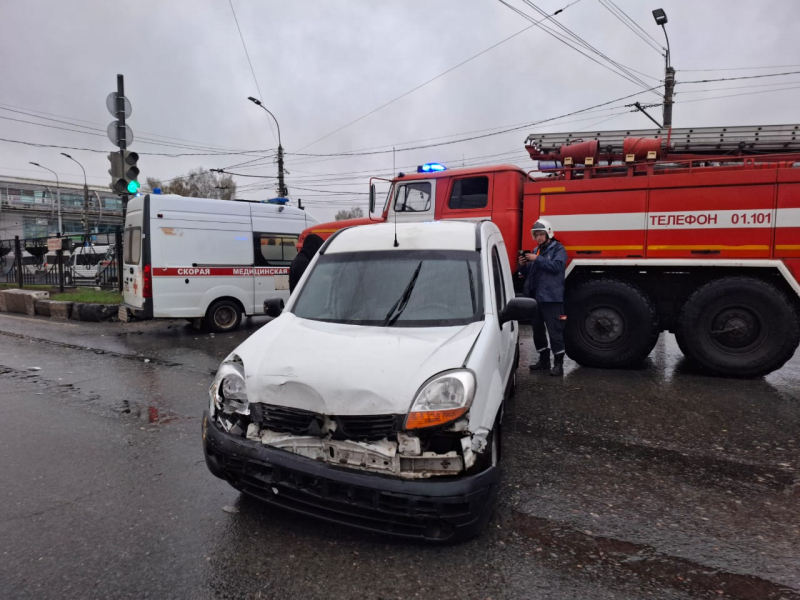 На Московском шоссе Рязани перевернулся автомобиль, пострадал водитель