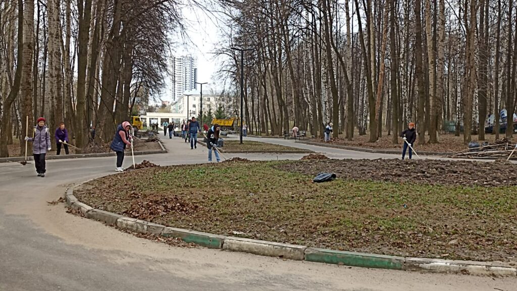 В рязанском ЦПКиО прошëл субботник В рязанском ЦПКиО прошëл субботник В этот раз уборку провели около входа со стороны улицы Братиславской.
