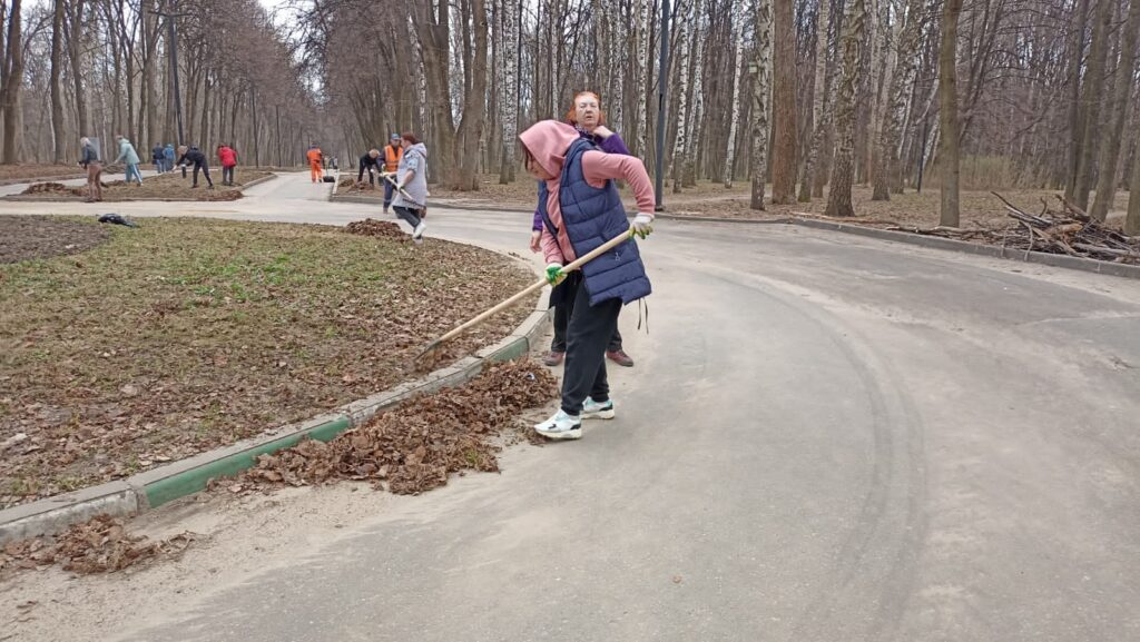 В рязанском ЦПКиО прошëл субботник В рязанском ЦПКиО прошëл субботник В этот раз уборку провели около входа со стороны улицы Братиславской.