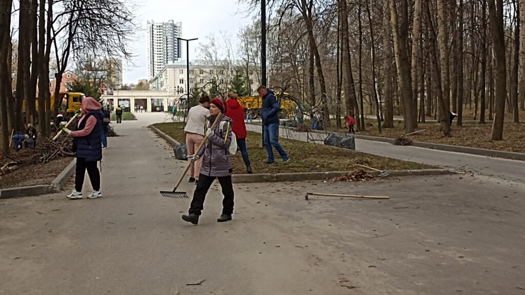 В рязанском ЦПКиО прошëл субботник В рязанском ЦПКиО прошëл субботник В этот раз уборку провели около входа со стороны улицы Братиславской.