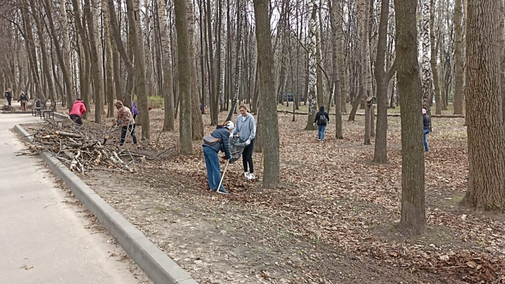 В рязанском ЦПКиО прошëл субботник В рязанском ЦПКиО прошëл субботник В этот раз уборку провели около входа со стороны улицы Братиславской.
