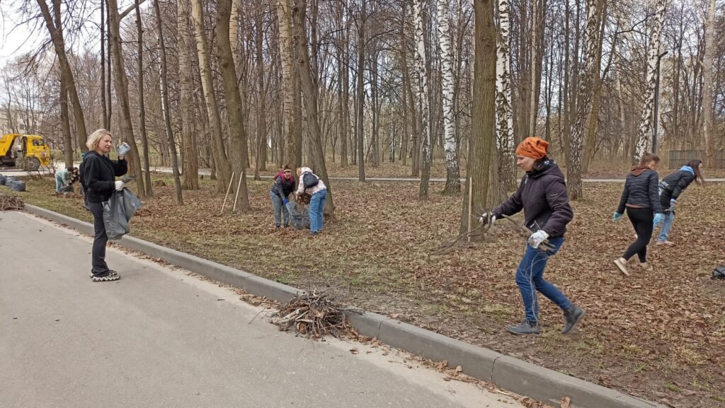 В рязанском ЦПКиО прошëл субботник В рязанском ЦПКиО прошëл субботник В этот раз уборку провели около входа со стороны улицы Братиславской.
