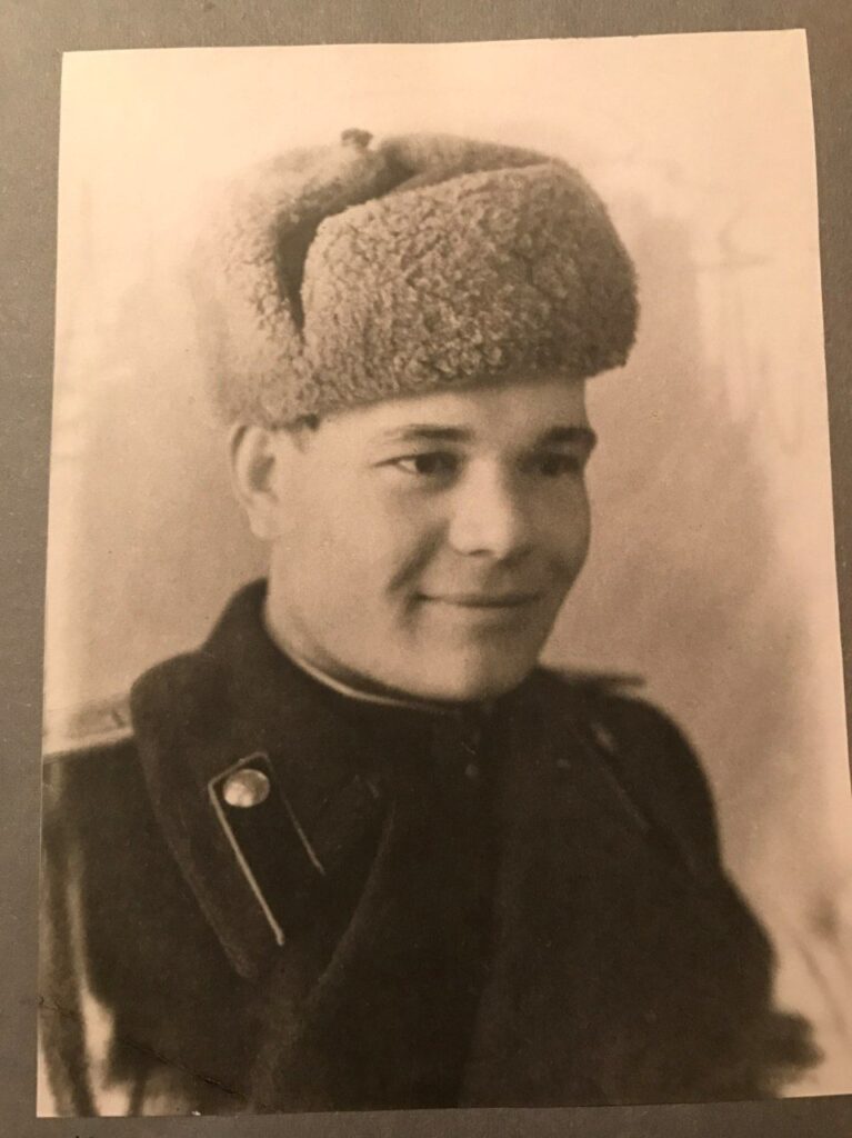 Участник Великой Отечественной войны генерал-майор Богданов собрал уникальную есенинскую коллекцию, которая стала гордостью его семьи