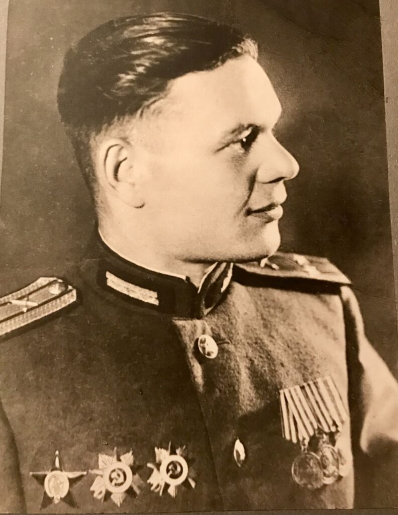 Участник Великой Отечественной войны генерал-майор Богданов собрал уникальную есенинскую коллекцию, которая стала гордостью его семьи