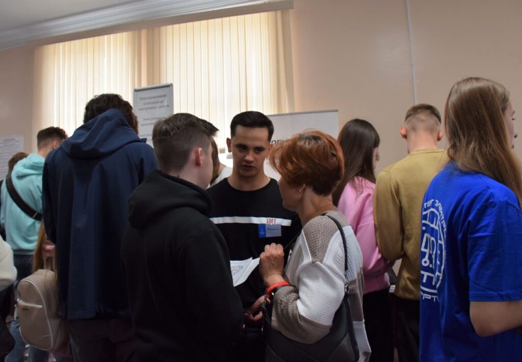 В РГРТУ прошла профориентационная встреча сотрудников Рязанской нефтеперерабатывающей компании с абитуриентами В РГРТУ прошла профориентационная встреча сотрудников Рязанской нефтеперерабатывающей компании с абитуриентами Сотрудники Рязанской нефтеперерабатывающей компании (входит в НК «Роснефть») посетили дни открытых дверей в Рязанском государственном радиотехническом университете (РГРТУ).