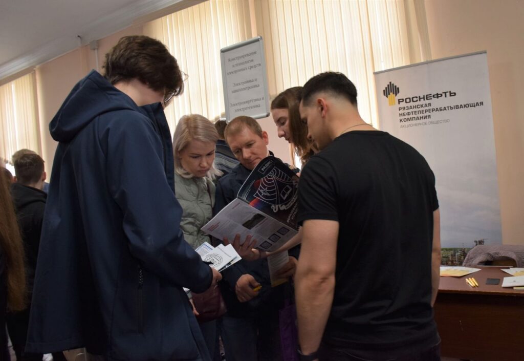 В РГРТУ прошла профориентационная встреча сотрудников Рязанской нефтеперерабатывающей компании с абитуриентами В РГРТУ прошла профориентационная встреча сотрудников Рязанской нефтеперерабатывающей компании с абитуриентами Сотрудники Рязанской нефтеперерабатывающей компании (входит в НК «Роснефть») посетили дни открытых дверей в Рязанском государственном радиотехническом университете (РГРТУ).