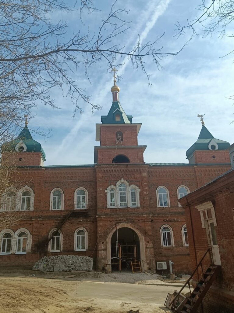 Надвратному корпусу Пронского монастыря возвратили исторический вид Надвратному корпусу Пронского монастыря возвратили исторический вид Рабочие установили центральный шатёр, купол с крестом и фигуры ангелов на боковые башни
