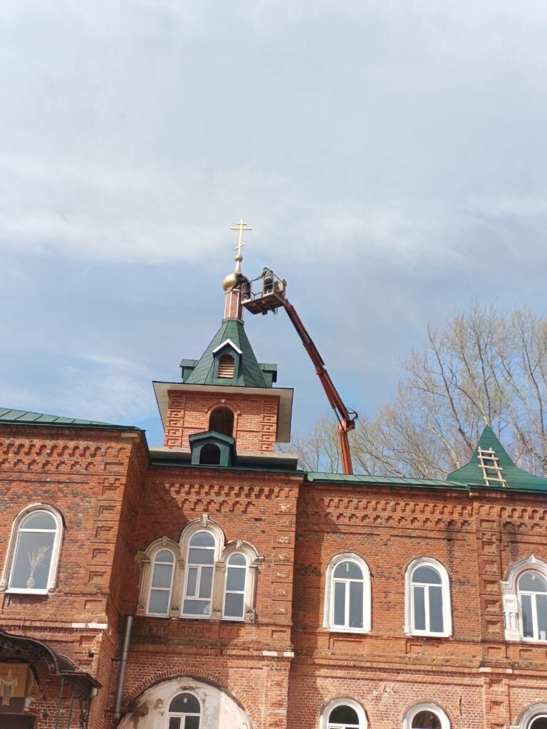 Надвратному корпусу Пронского монастыря возвратили исторический вид Надвратному корпусу Пронского монастыря возвратили исторический вид Рабочие установили центральный шатёр, купол с крестом и фигуры ангелов на боковые башни