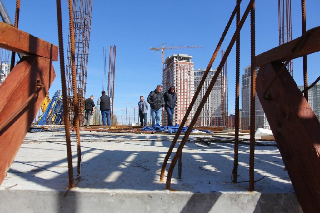 Виталий Артёмов проверил ход строительства школы в Олимпийском городке