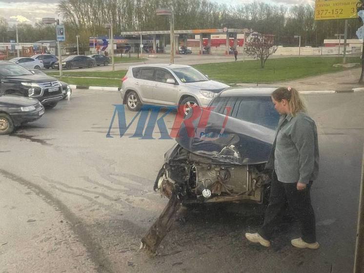 На Московском шоссе легковой автомобиль столкнулся с троллейбусом