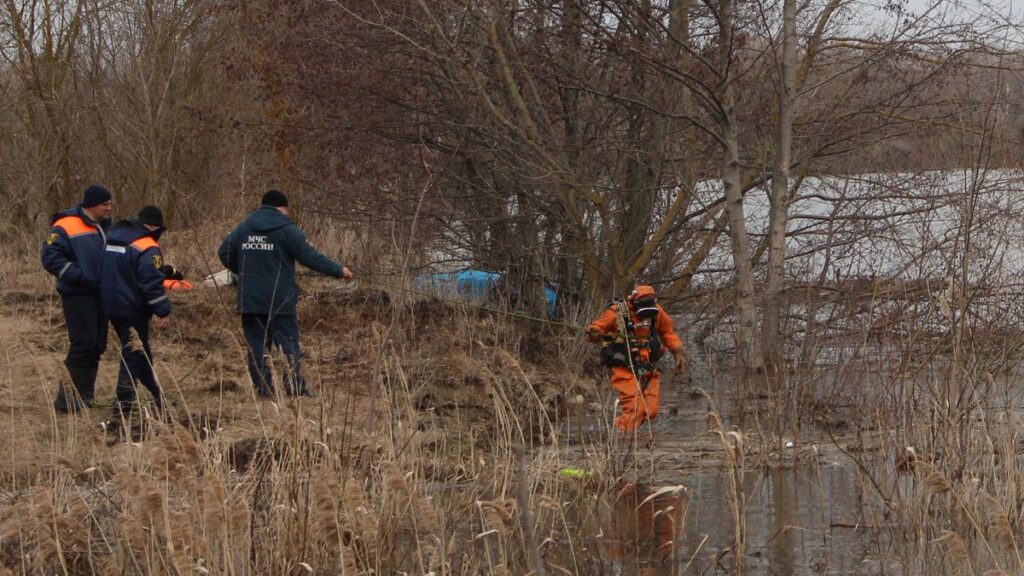 Тело утонувшего 27-летнего мужчины ищут водолазы в Сараевском районе