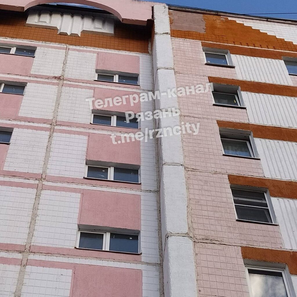На ул. Костычева в Рязани отделка многоэтажки упала на автомобиль