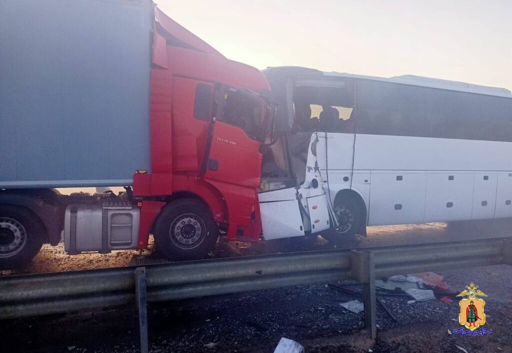 В ДТП с автобусом в Рязанской области пострадали 13 человек, водитель умер