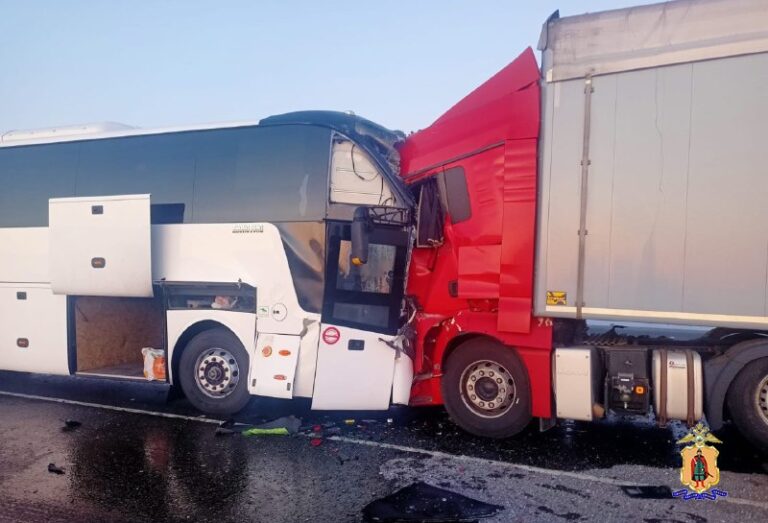 В ДТП с автобусом в Рязанской области пострадали 13 человек, водитель умер