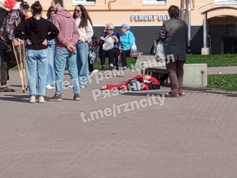 Пожилой мужчина потерял сознание на площади Победы в Рязани