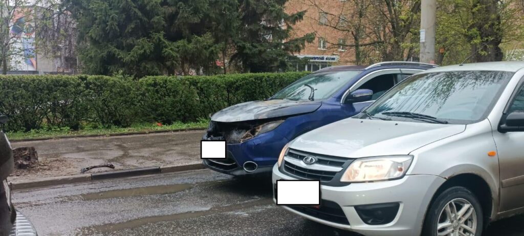 В Рязани около ТЦ "Атрон" загорелся автомобиль