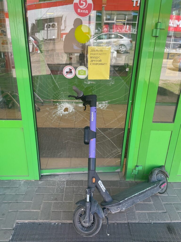 Электросамокат разбил дверь в магазине «Пятерочка» в Рязани