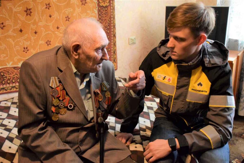 Ветеранов Великой Отечественной войны поздравили молодые нефтяники