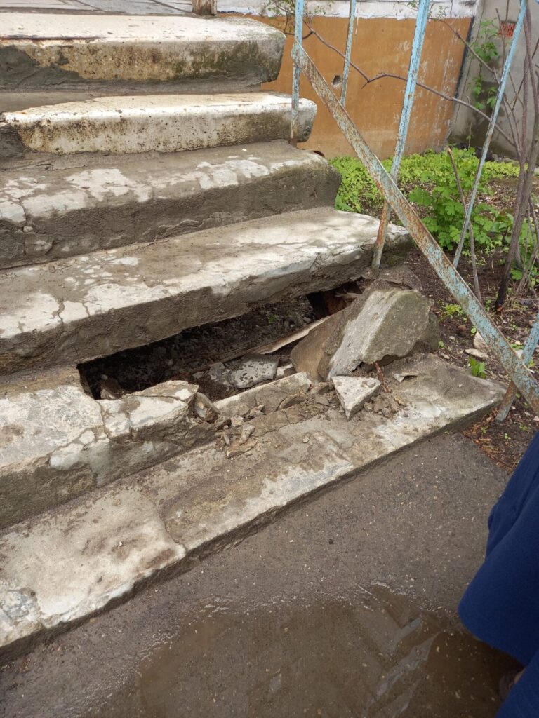 В Дягилеве пенсионерка провалилась под лестницу и получила гематомы