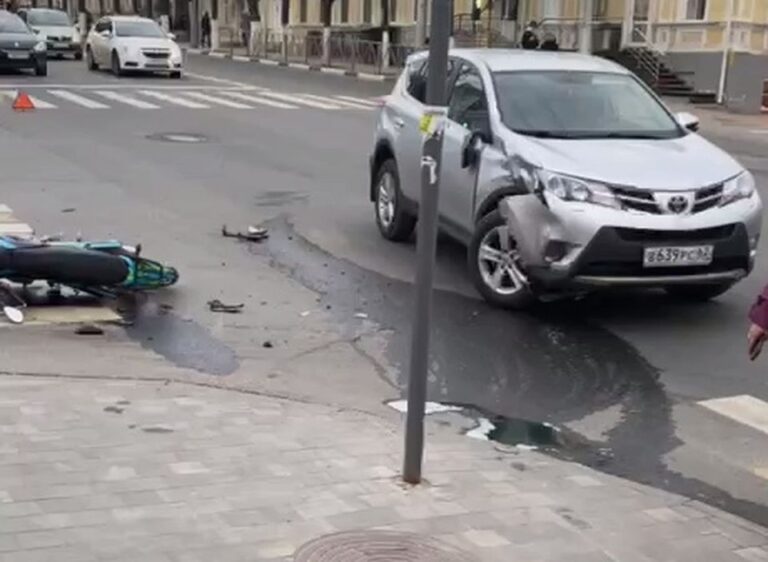 В Рязани двое подростков на мотоцикле столкнулись с легковым автомобилем