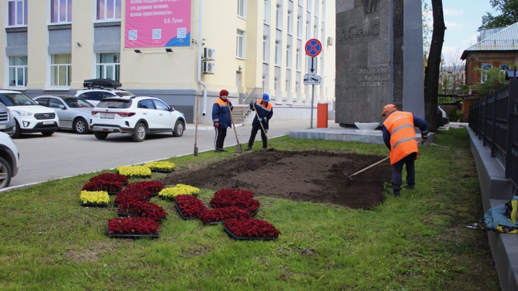 В Рязани возобновили высадку цветов В Рязани возобновили высадку цветов В этом году в Рязани планируется высадить около миллиона цветов.