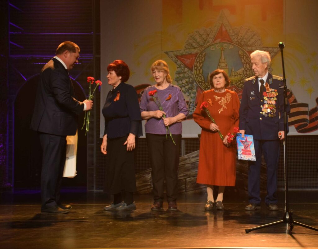 Рязанские нефтяники вместе с музыкальным театром провели концерт для ветеранов войны