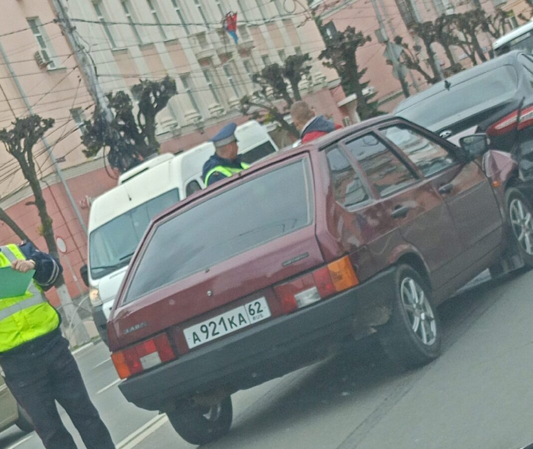 В центре Рязани столкнулись два легковых автомобиля