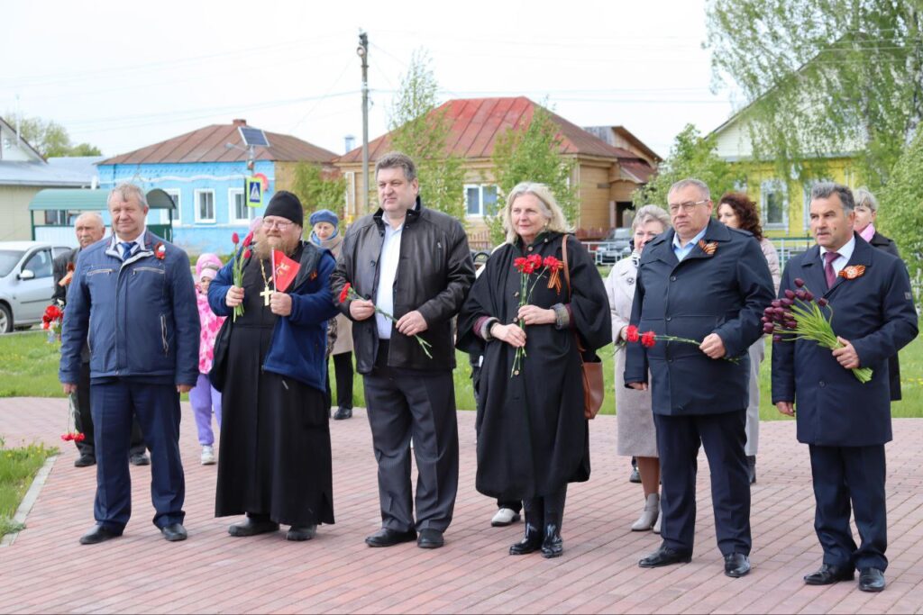 Экс-министр иностранных дел Австрии Карин Кнайсль отмечает День Победы в касимовском селе