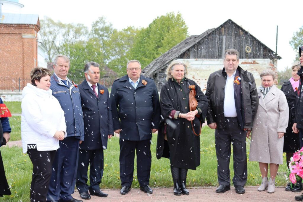 Экс-министр иностранных дел Австрии Карин Кнайсль отмечает День Победы в касимовском селе