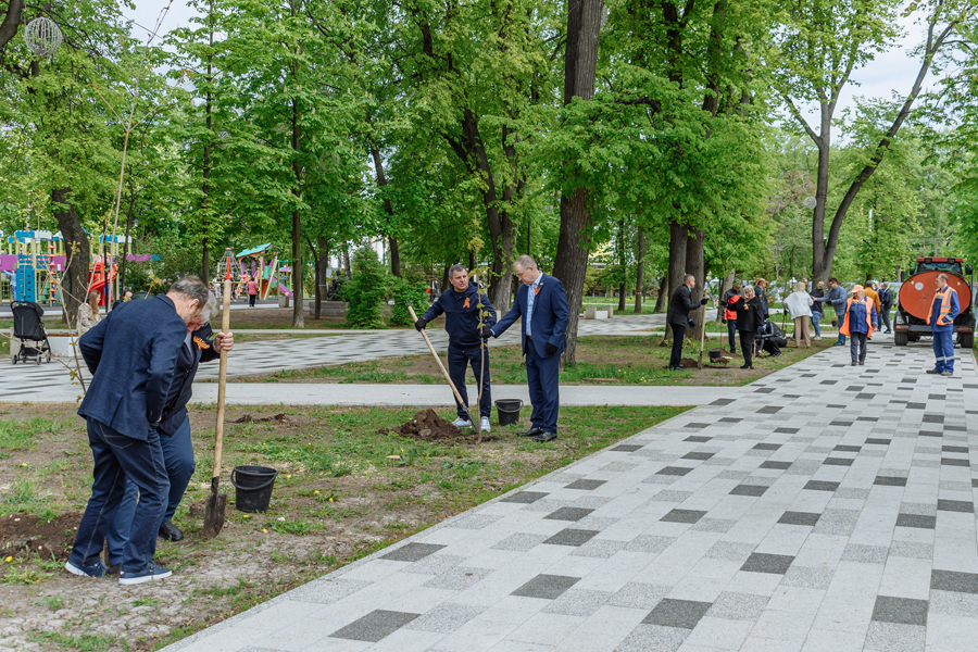 Депутаты Рязанской областной Думы высадили аллею в честь юбилея регионального парламента