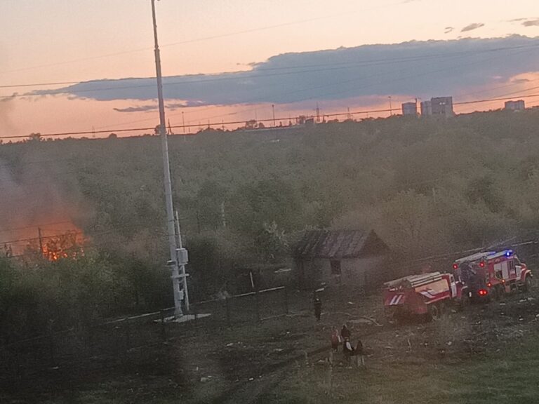 Очевидцы сняли пожар в микрорайоне Олимпийский городок в Рязани