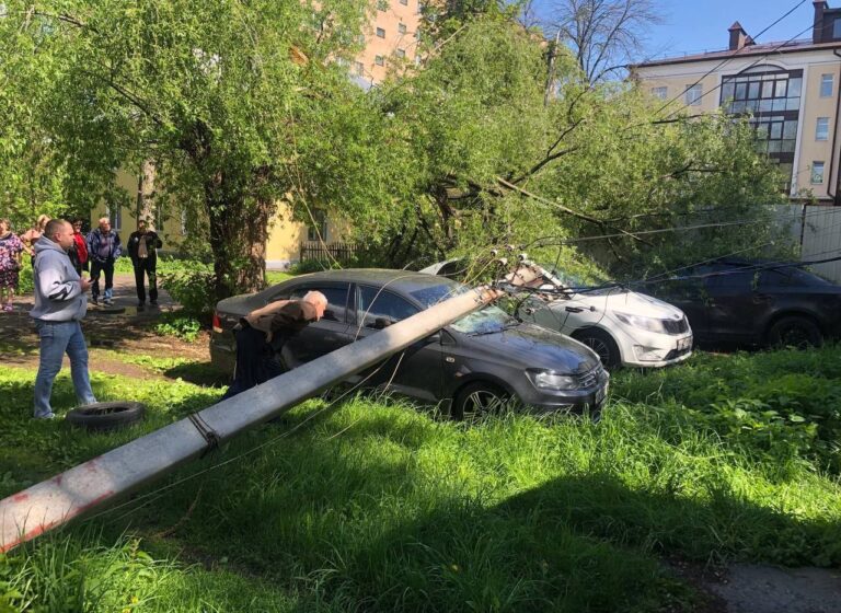 В Рязани на автомобили рухнула опора ЛЭП