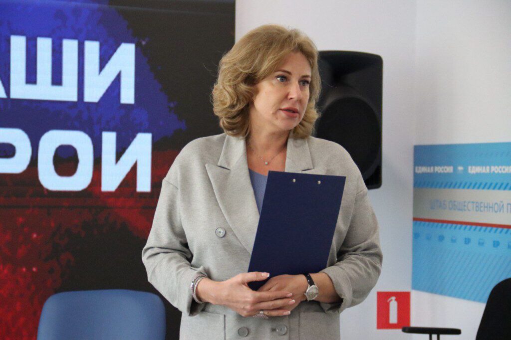 Юные рязанцы написали портреты погибших Героев СВО Юные рязанцы написали портреты погибших Героев СВО 21 мая в Штабе общественной поддержки партии «Единая Россия» в Рязани прошло торжественное вручение портретов Героев Российской Федерации, участников СВО их родным и близким.