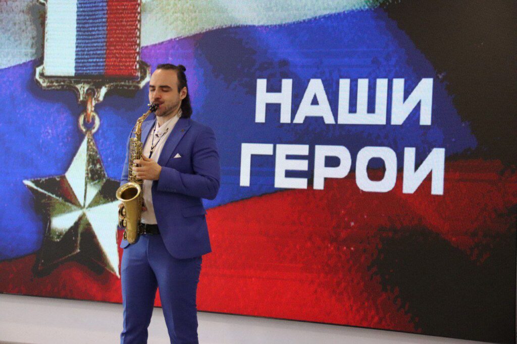Юные рязанцы написали портреты погибших Героев СВО Юные рязанцы написали портреты погибших Героев СВО 21 мая в Штабе общественной поддержки партии «Единая Россия» в Рязани прошло торжественное вручение портретов Героев Российской Федерации, участников СВО их родным и близким.