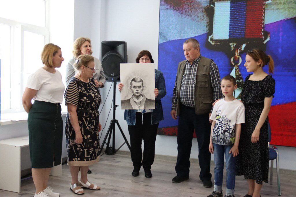 Юные рязанцы написали портреты погибших Героев СВО Юные рязанцы написали портреты погибших Героев СВО 21 мая в Штабе общественной поддержки партии «Единая Россия» в Рязани прошло торжественное вручение портретов Героев Российской Федерации, участников СВО их родным и близким.