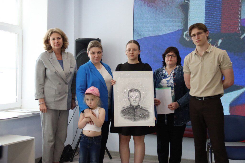 Юные рязанцы написали портреты погибших Героев СВО Юные рязанцы написали портреты погибших Героев СВО 21 мая в Штабе общественной поддержки партии «Единая Россия» в Рязани прошло торжественное вручение портретов Героев Российской Федерации, участников СВО их родным и близким.