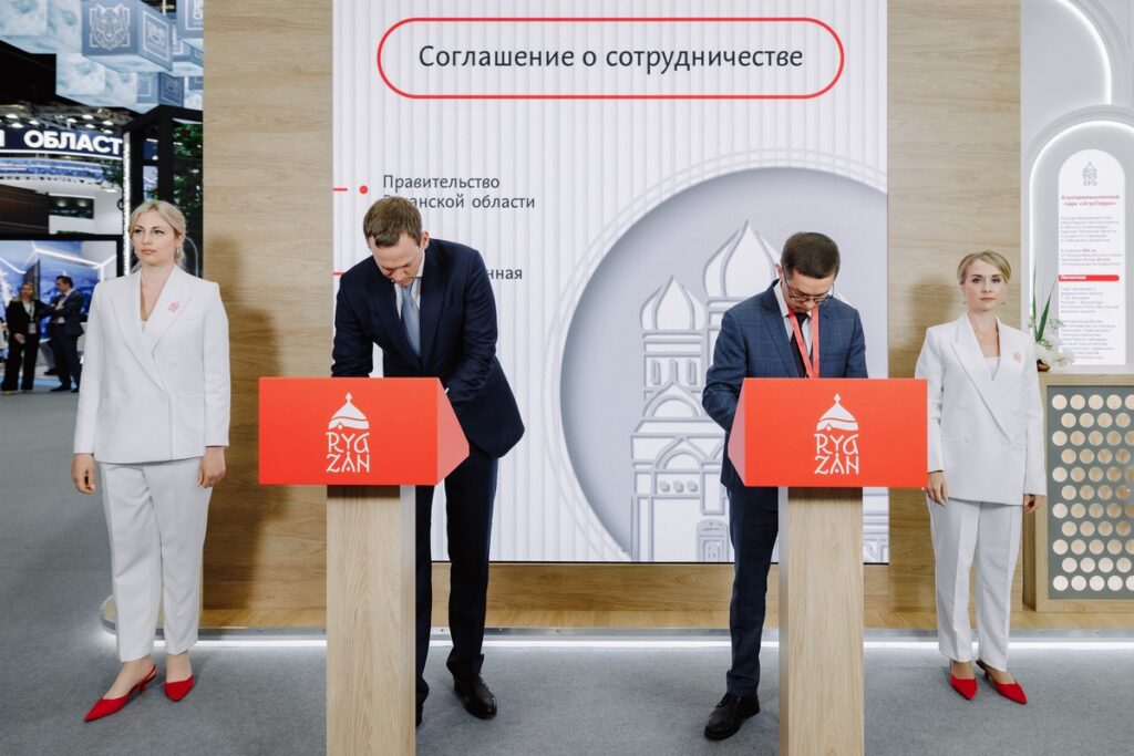Павел Малков: Работаем на ПМЭФ-2024, подписали соглашения с инвесторами на 50 млрд рублей Павел Малков: Работаем на ПМЭФ-2024, подписали соглашения с инвесторами на 50 млрд рублей Церемония состоялась на площадке выставочного стенда Рязанской области в рамках Петербургского международного экономического форума.
