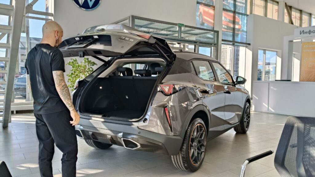 Дорогу молодым: на российский рынок вышел новый китайский кроссовер GAC GS3 Автомобиль GAC GS3 отличается необычным футуристичным и угловатым дизайном.