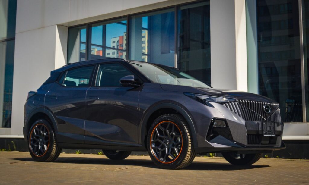 Дорогу молодым: на российский рынок вышел новый китайский кроссовер GAC GS3 Автомобиль GAC GS3 отличается необычным футуристичным и угловатым дизайном.