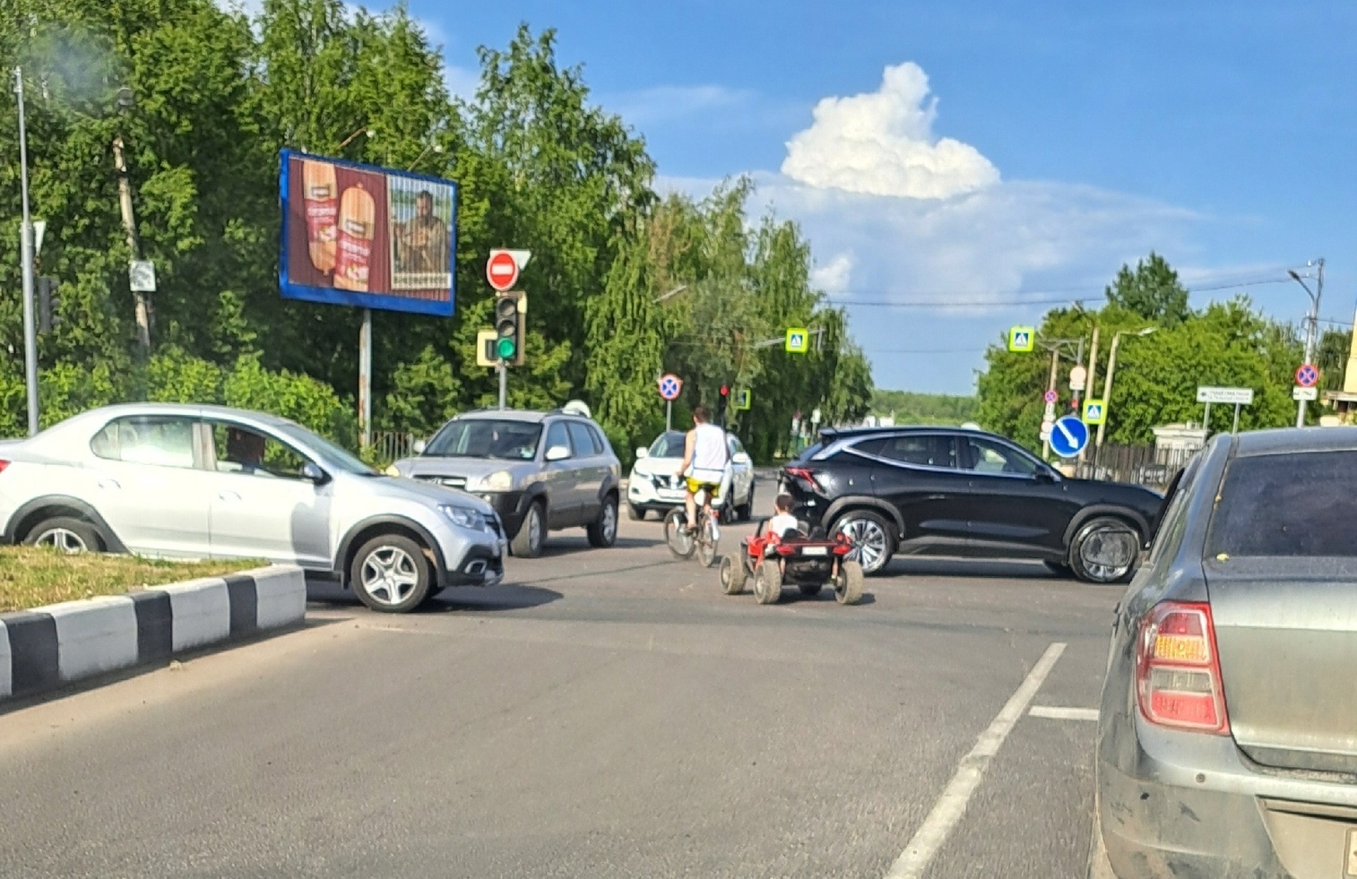 В Рязани заметили ребёнка на дороге на игрушечной машине