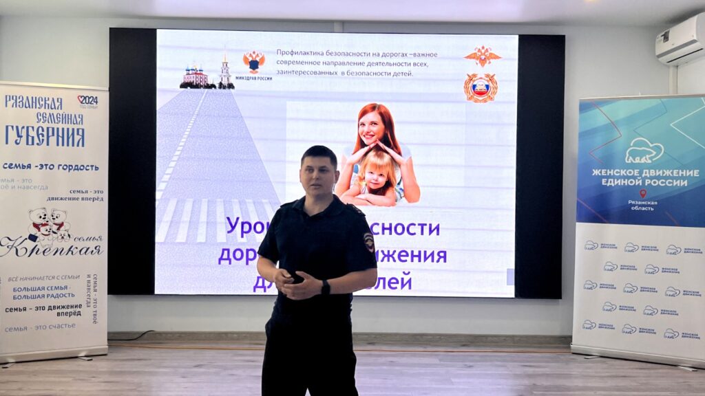 В Рязани прошла встреча в рамках Всероссийской акции «Везу детей безопасно» В Рязани прошла встреча в рамках Всероссийской акции «Везу детей безопасно» В мероприятии приняли участие водители школьных автобусов, родители с детьми, члены Общественного совета.