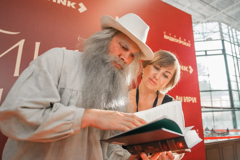 Рязанцам предлагают разгадать тайны «Анны Карениной» Рязанцам предлагают разгадать тайны «Анны Карениной» Первые серии нового сериала "Тайны Карениной" вышли в онлайн-кинотеатре Wink.ru, а одними из первых смогли познакомиться с проектом и его создателями журналисты из Рязани.
