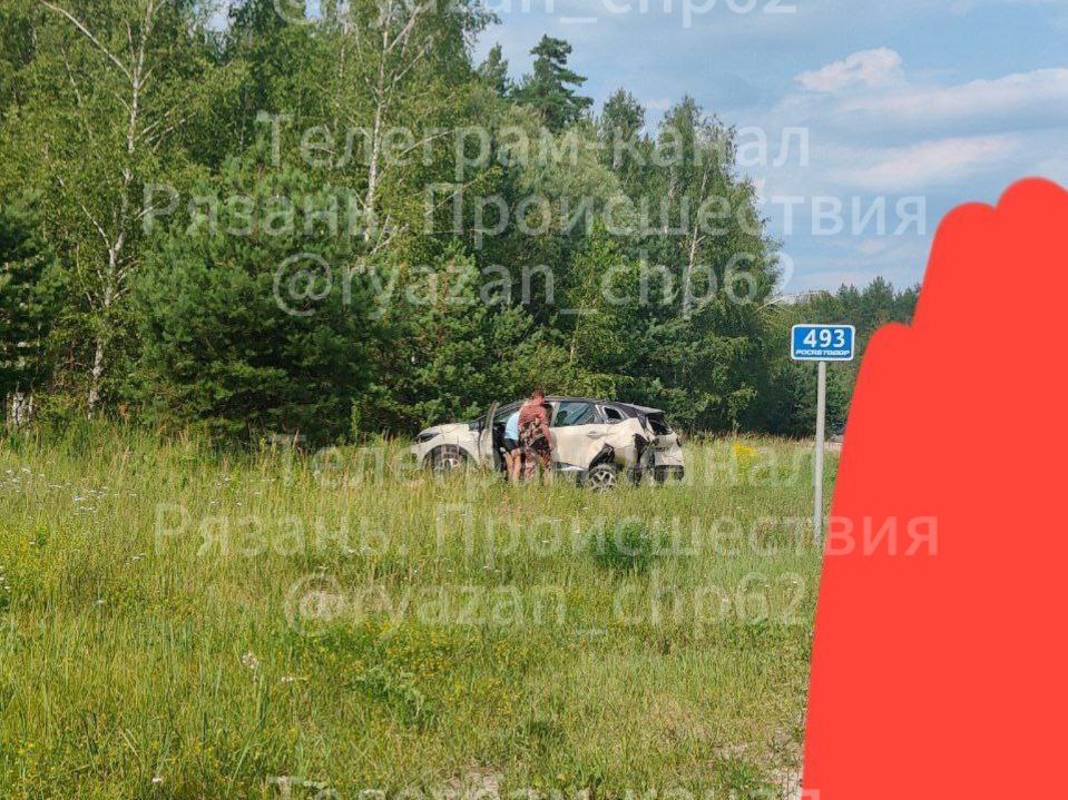 ДТП с пострадавшими произошло в Рязанском районе 13 июля По словам очевидца, столкнулись два автомобиля. В белой машине травмированы дети.
