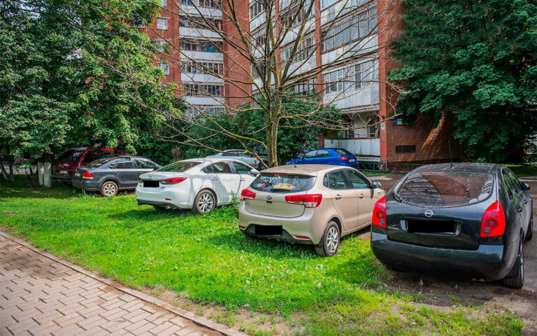 Заезд на газоны и парковка на клумбах обошёлся рязанцам в 1,4 миллиона рублей
