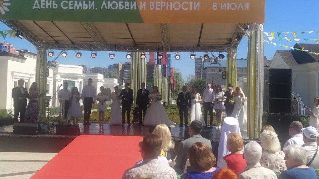 День семьи, любви и верности отпраздновали на Рязанской ВДНХ