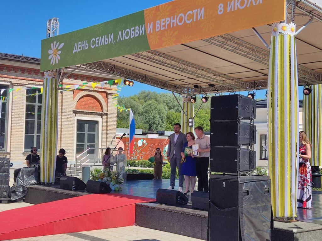 День семьи, любви и верности отпраздновали на Рязанской ВДНХ